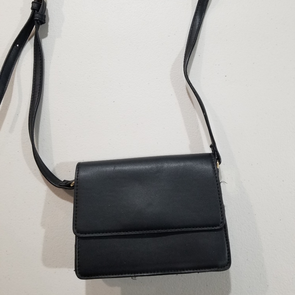 Simple black crossbody back